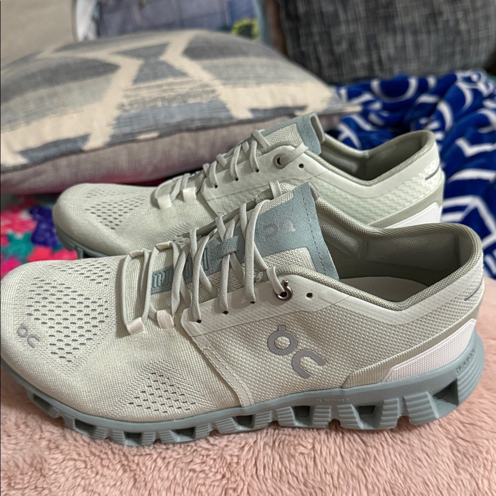 NWOB On Running Light Gray and White Athletic Shoes women’s size 9